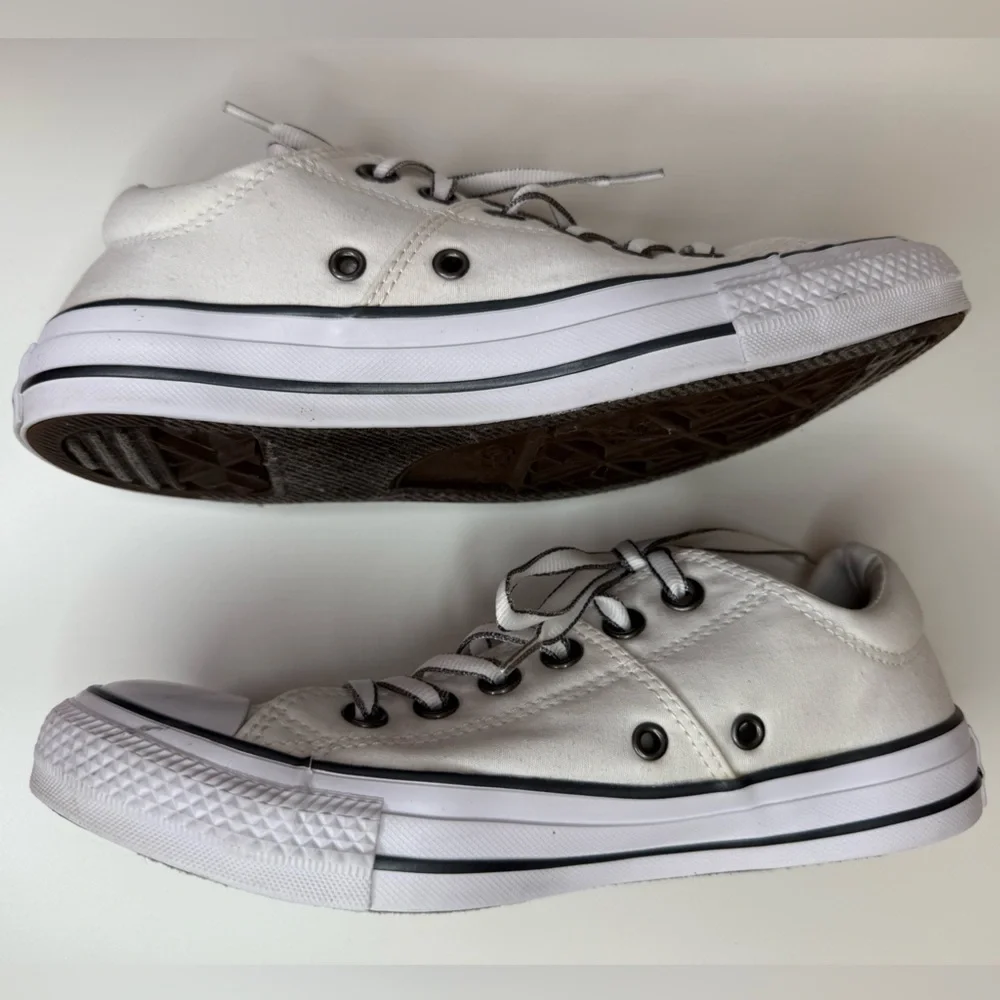 Converse Chuck Taylor All Star Low-Top Canvas Sneaker Women's 7 White & Black